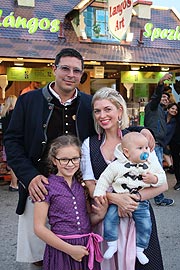 Wiesn Fladen nach Langos-Art auf dem Oktoberfest 2016 in der Schaustellerstr. neben dem Schichtl  (©Foto. Martin Schmitz)